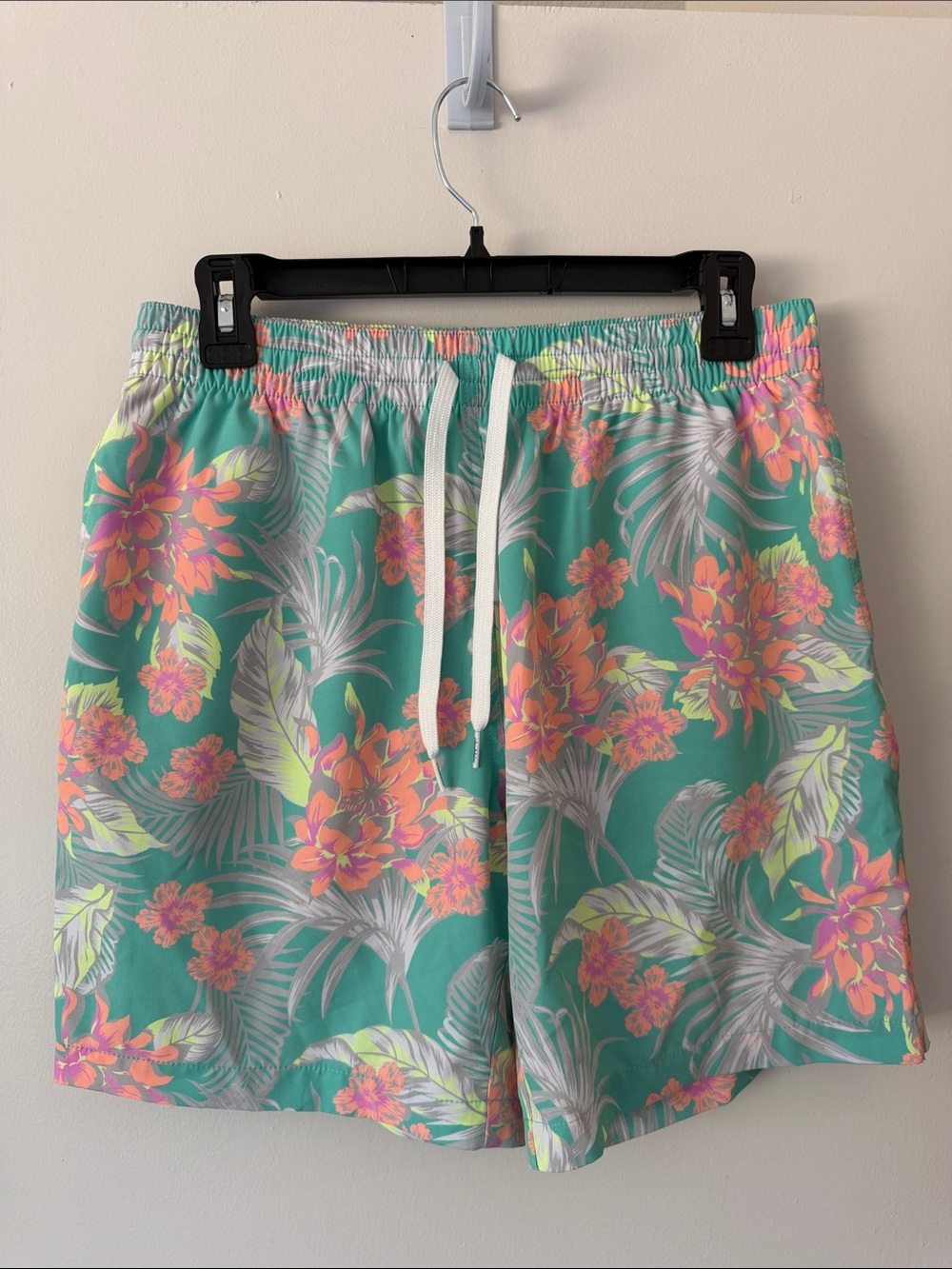 chubbies Teal Tropical Hybrid Shorts with Pink & Yellow Flowers 7” inseam